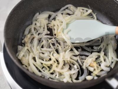 Danų blynai su karamelizuotais svogūnais ir ožkos sūriu Žingsnis 3