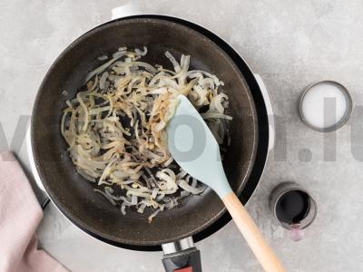 Danų blynai su karamelizuotais svogūnais ir ožkos sūriu Žingsnis 4