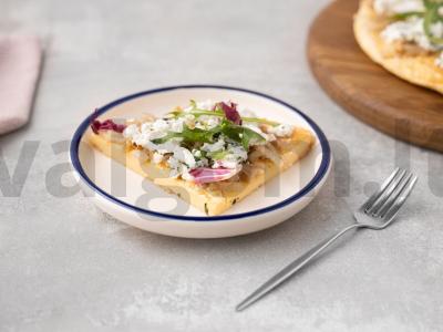 Danų blynai su karamelizuotais svogūnais ir ožkos sūriu pagrindine nuotrauka