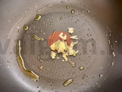 Makaronai su česnaku po sūrio plutele Žingsnis 3