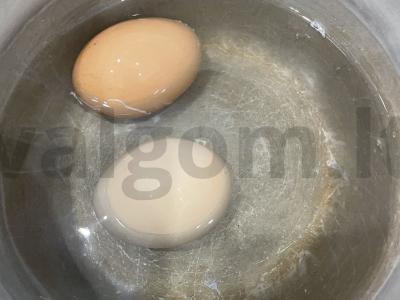 Salotas „Omelio“ su vyšniniais pomidorais ir avokadu Žingsnis 1