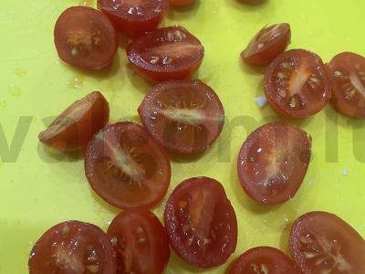 Salotas „Omelio“ su vyšniniais pomidorais ir avokadu Žingsnis 4