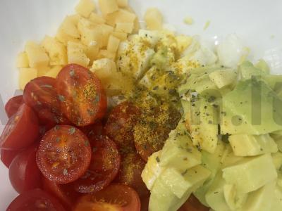 Salotas „Omelio“ su vyšniniais pomidorais ir avokadu Žingsnis 6