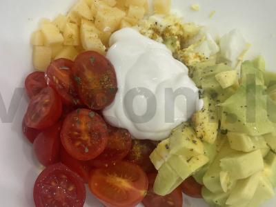 Salotas „Omelio“ su vyšniniais pomidorais ir avokadu Žingsnis 7