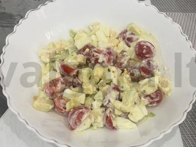 Salotas „Omelio“ su vyšniniais pomidorais ir avokadu pagrindine nuotrauka