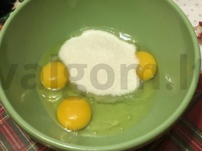 Grietinės pyragas su razinomis Žingsnis 1