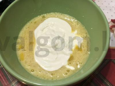 Grietinės pyragas su razinomis Žingsnis 2