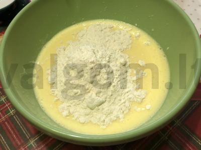 Grietinės pyragas su razinomis Žingsnis 4