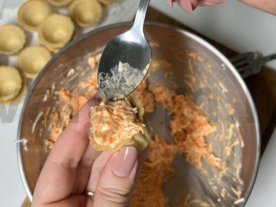 Kopūstų pyragėliai su morkomis ir lydytu sūriu Žingsnis 3