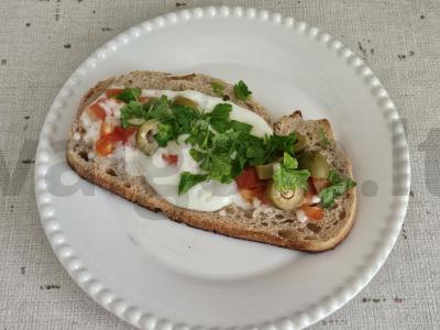 Karšti įdaryti sumuštiniai pagrindine nuotrauka