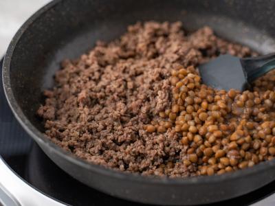 Bulvių ir lęšių troškinys su faršu Žingsnis 3