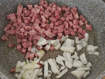 Spagečiai su dešra ir daržovėmis Žingsnis 1