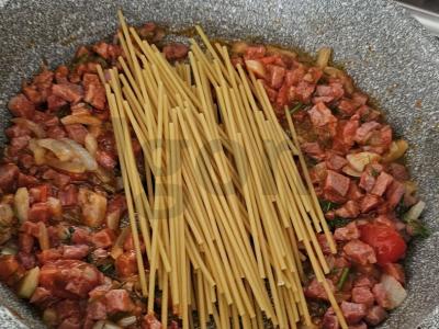 Spagečiai su dešra ir daržovėmis Žingsnis 4