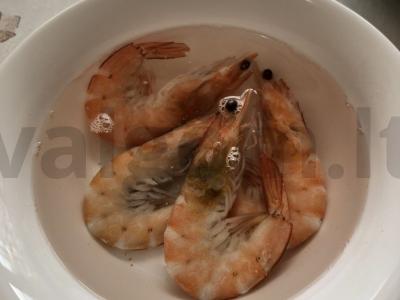 Avokadas su kiaušiniu ir krevetėmis pusryčiams Žingsnis 1