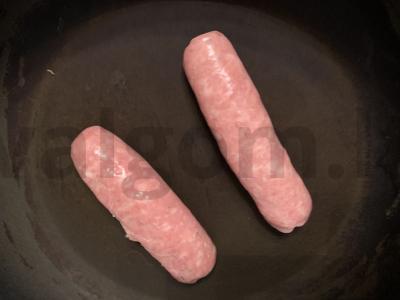 Salotas su agurkais, pomidorais ir kupatais Žingsnis 1