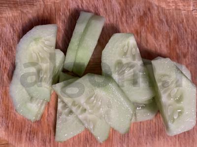 Salotas su agurkais, pomidorais ir kupatais Žingsnis 2