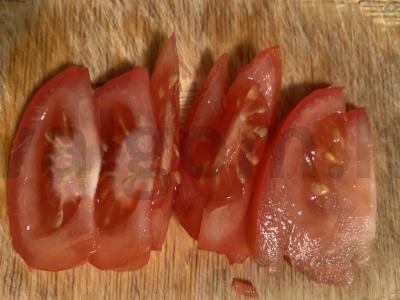 Salotas su agurkais, pomidorais ir kupatais Žingsnis 4