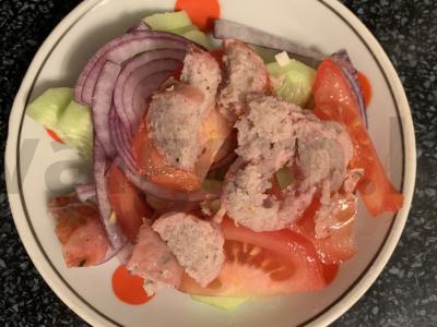 Salotas su agurkais, pomidorais ir kupatais Žingsnis 6