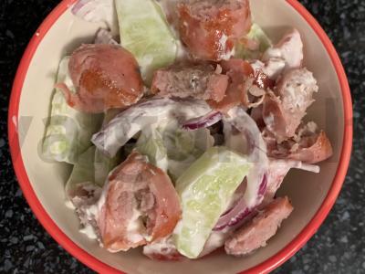 Salotas su agurkais, pomidorais ir kupatais Žingsnis 8