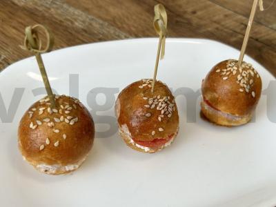 Mini bandelės su varškės sūrio ir pomidorų įdaru pagrindine nuotrauka