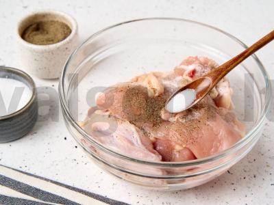 Vištiena su džiovintais abrikosais grietinėlės padaže Žingsnis 1