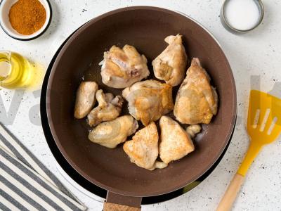 Vištiena su džiovintais abrikosais grietinėlės padaže Žingsnis 2