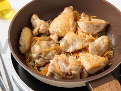 Vištiena su džiovintais abrikosais grietinėlės padaže Žingsnis 4