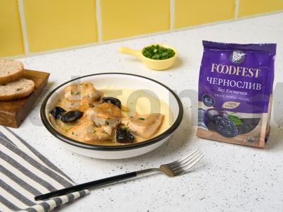 Vištiena su džiovintais abrikosais grietinėlės padaže pagrindine nuotrauka