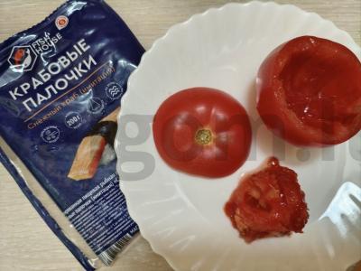 Įdaryti pomidorai su čederio sūriu ir krabų lazdelėmis Žingsnis 1