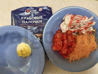 Įdaryti pomidorai su čederio sūriu ir krabų lazdelėmis Žingsnis 2