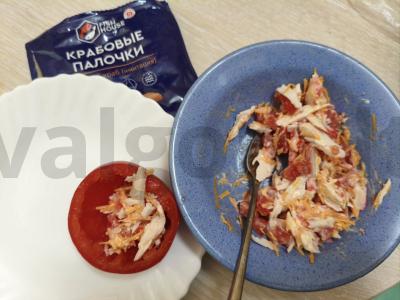 Įdaryti pomidorai su čederio sūriu ir krabų lazdelėmis Žingsnis 3