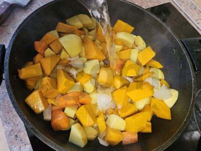 Moliūgų sriuba su sausainiais ir žolelėmis Žingsnis 2