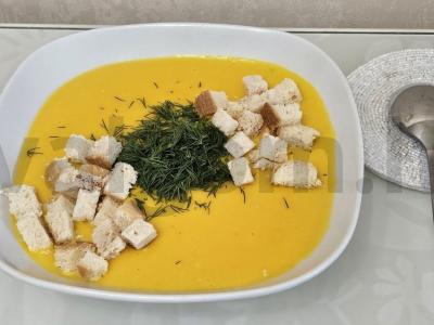 Moliūgų sriuba su sausainiais ir žolelėmis pagrindine nuotrauka