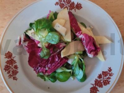 Salotos su obuoliu ir mėlynuoju sūriu pagrindine nuotrauka