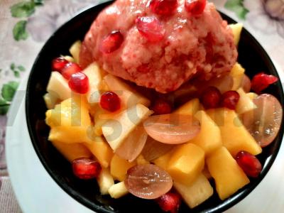 Vaisių salotos su mango ir ananasu pagrindine nuotrauka