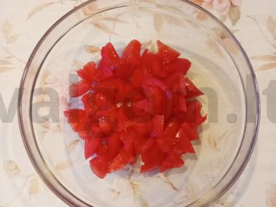 Greitas daržovių, kiaušinio ir kukurūzų salotas Žingsnis 1