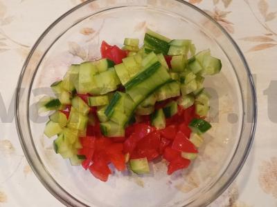 Greitas daržovių, kiaušinio ir kukurūzų salotas Žingsnis 2