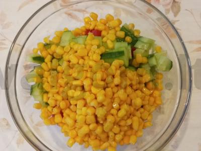 Greitas daržovių, kiaušinio ir kukurūzų salotas Žingsnis 3