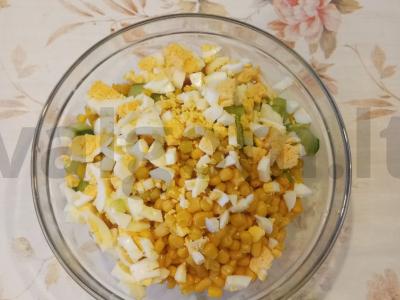Greitas daržovių, kiaušinio ir kukurūzų salotas Žingsnis 4