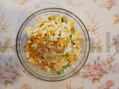 Greitas daržovių, kiaušinio ir kukurūzų salotas Žingsnis 5