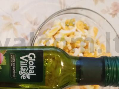 Greitas daržovių, kiaušinio ir kukurūzų salotas Žingsnis 6