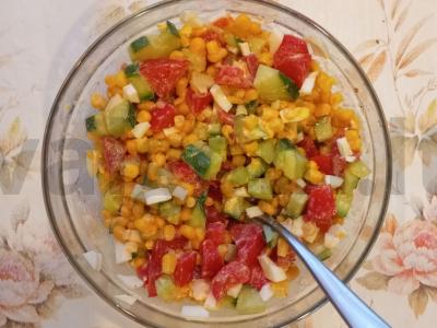 Greitas daržovių, kiaušinio ir kukurūzų salotas pagrindine nuotrauka