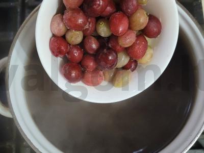 Kompotas su agrastais, juodaisiais serbentais ir žaliu obuoliu Žingsnis 1