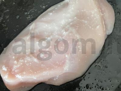 Vištiena po lydytu sūriu ir ananasu keptuvėje Žingsnis 1