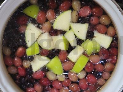 Kompotas su agrastais, juodaisiais serbentais ir žaliu obuoliu Žingsnis 3