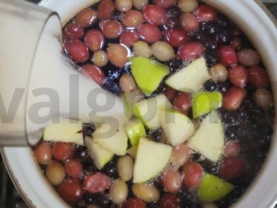 Kompotas su agrastais, juodaisiais serbentais ir žaliu obuoliu Žingsnis 4