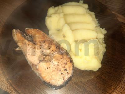 Keptos lašišos steikas pagrindine nuotrauka