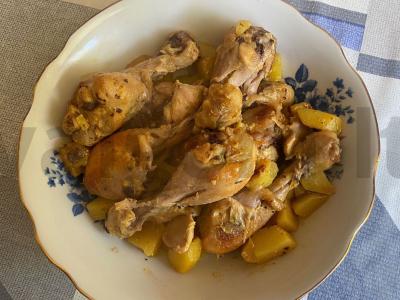 Bulvės ir vištienos blauzdelės česnako-grietinės padaže pagrindine nuotrauka