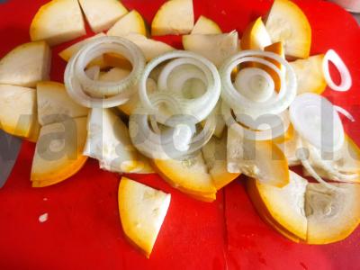 Konservuoti cukinijos su svogūnais, česnaku ir aštriu pipiru Žingsnis 2