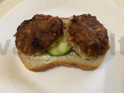 Sumuštinis su namine kotletu ir agurkėliu Žingsnis 3